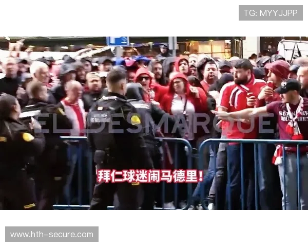 奇!一球迷常年训练场外随拜仁训练 遭罗本调侃